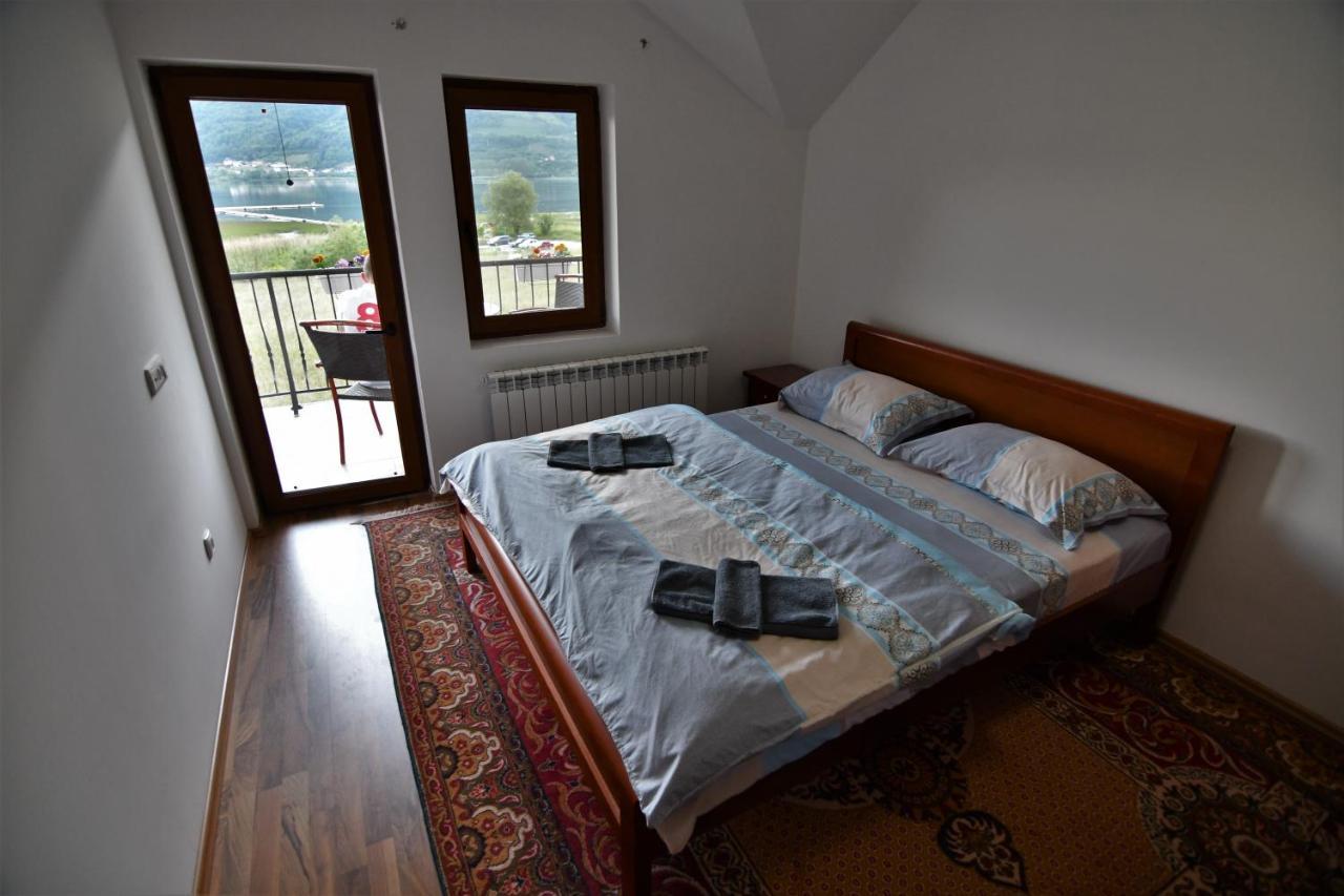Guest House Blue Views Плав Екстериор снимка